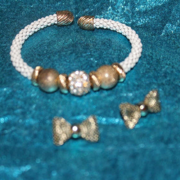Vintage White Enamel Mesh Rhinestones Cuff Bracelet & Gold Mesh Bow Earrings - Picture 13 of 17